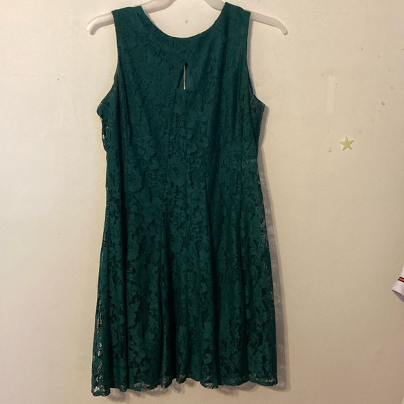 Danny & Nicole Dresses & Skirts - Danny and Nicole green sleeveless lined lace dress with triangle cutout  size 14